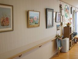 壁に飾られた絵画の廊下