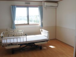 明るい居室の様子