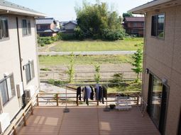明るい日差しのテラス