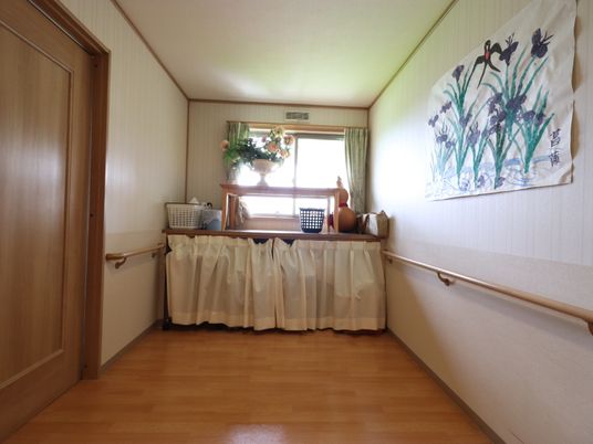 手すり付き居室の内観