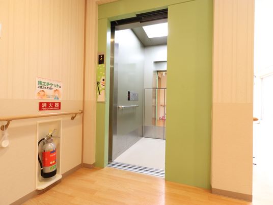 エレベーター前の廊下