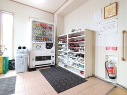 エントランスの靴棚と自動販売機