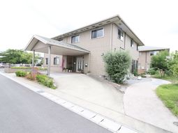 明るい建物のエントランス