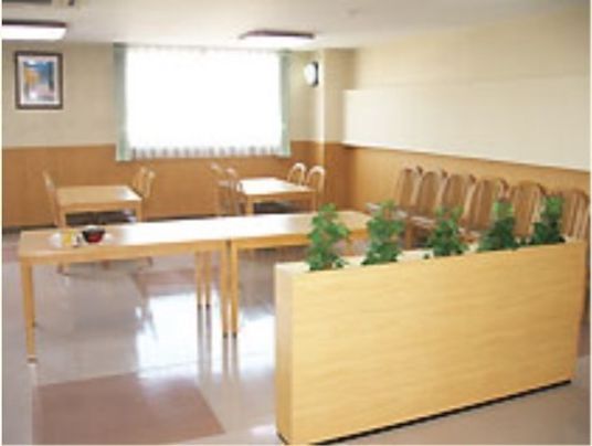 広々とした明るい食堂