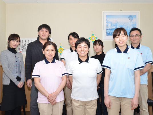元気なスタッフ集合写真