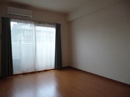 広々としたシンプルな居室