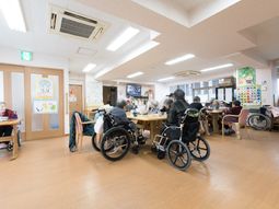 活動する人々のダイニングルーム