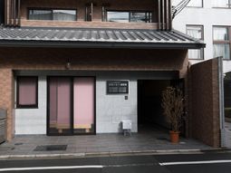 茶色い建物のエントランス