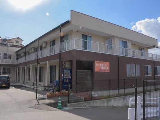 明るい日差しの外観