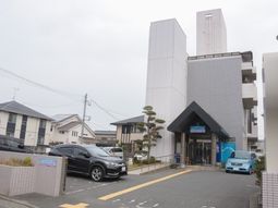 モダンな建物のエントランス