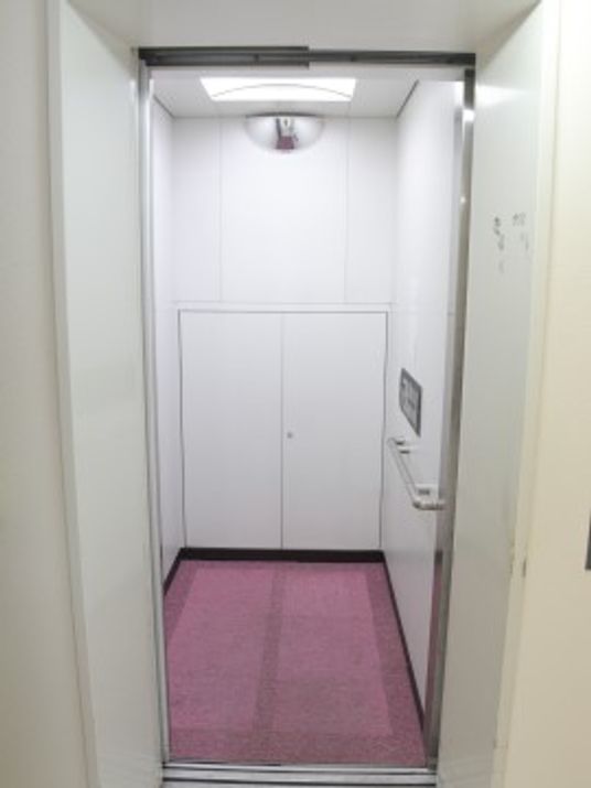 清潔なエレベーター入口