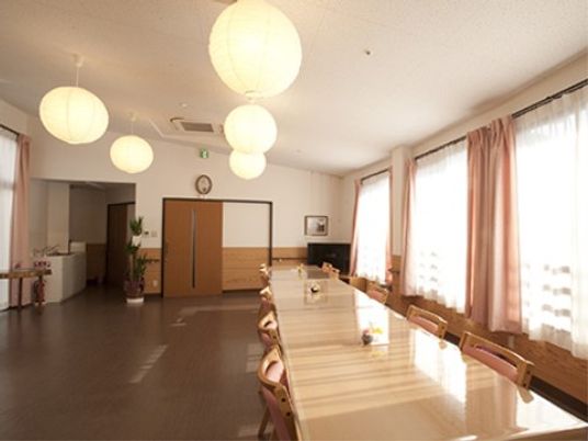 明るいダイニングの風景