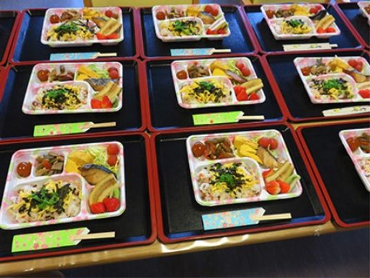 カラフルな食事の並ぶ食堂