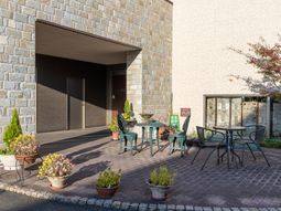 エントランス前のテーブルと植物