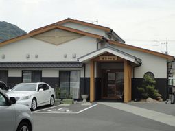 和風デザインの建物エントランス