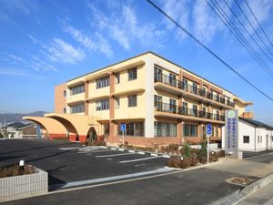 明るい日差しの建物外観