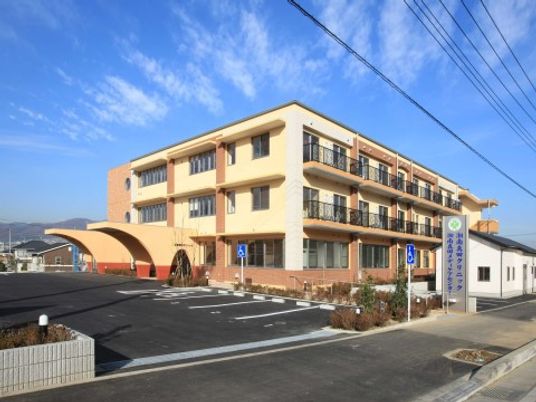 明るい日差しの建物外観