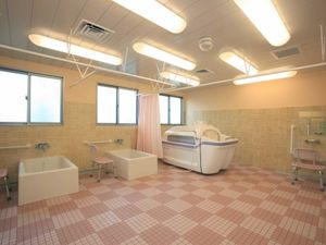 広々とした明るい浴室