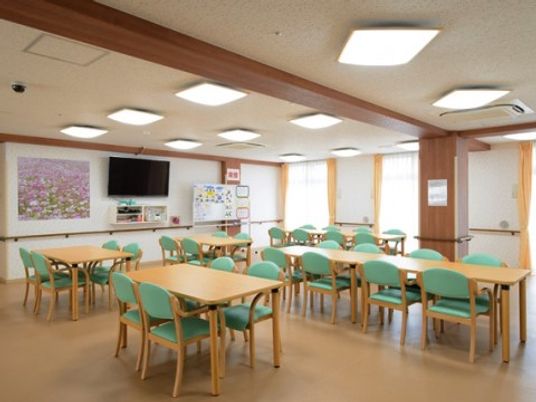 広々とした明るい食堂