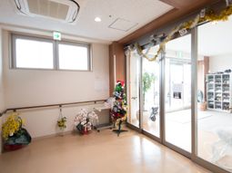 エントランスの明るい風景