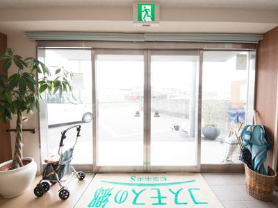 明るい出入口の風景