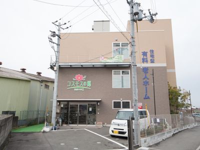 茶色の建物のエントランス