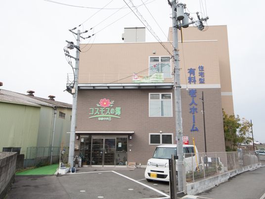 茶色の建物のエントランス