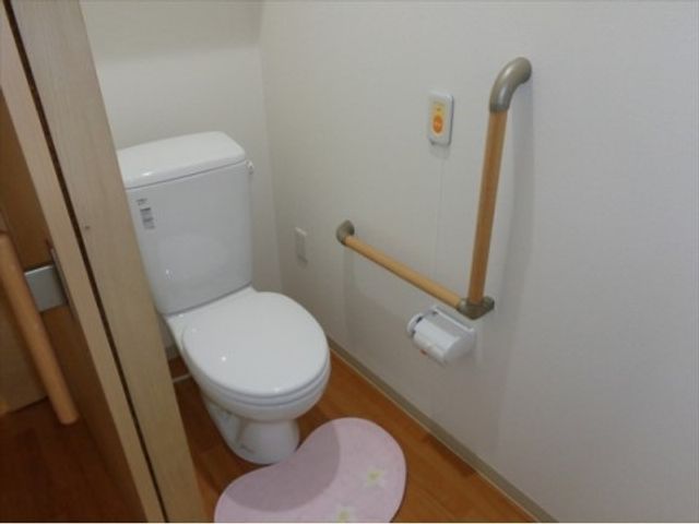 バリアフリートイレ設備 トイレ 手すり付きのトイレは、安全かつ快適にお使いいただける工夫がされています。清潔感ある空間で、ご利用者の日常を支えます。