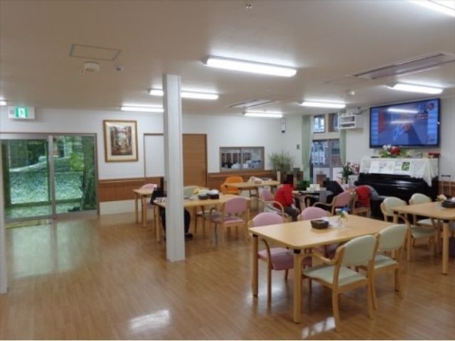 広々とした明るい食堂 共有スペース ゆったりとした食堂では、日当たりもよく、落ち着いて食事を楽しむことができます。キレイに整えられたテーブルや椅子が配置され、和やかな雰囲気が感じられます。