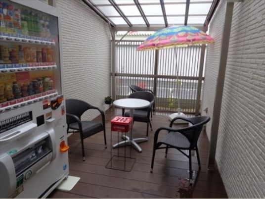 休憩スペースと自動販売機