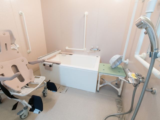バリアフリー浴室の設備 浴室 快適なバリアフリー設計の浴室です。安心してご利用いただける様々なサポート設備が整っています。