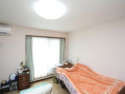 明るい居室の一角