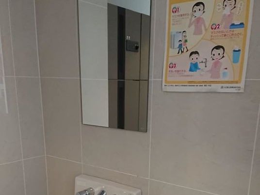 手洗い掲示のある洗面台  