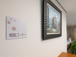 廊下の壁に掛けられた絵