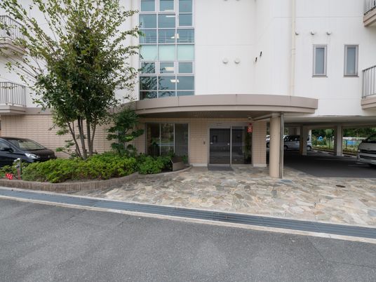 清潔な建物のエントランス