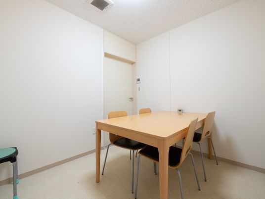 シンプルな居室のテーブル