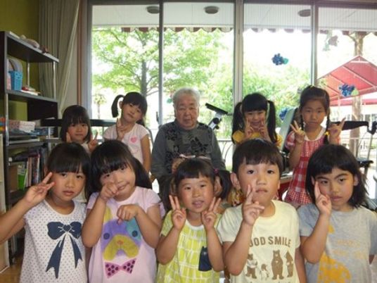 笑顔の子どもたちと高齢者
