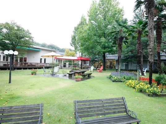 広々とした緑の庭園
