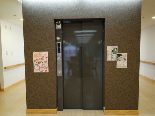 清潔な廊下のエレベーター