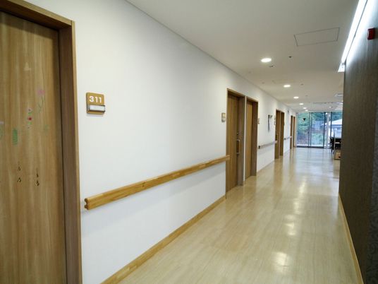 清潔な廊下と居室の扉