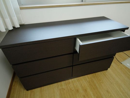 シンプルな引き出し付きの棚
