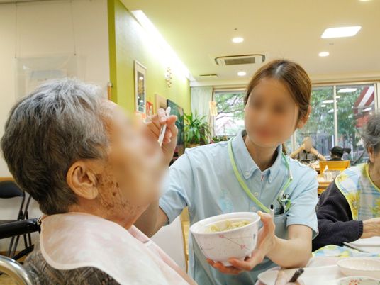 食事介助するスタッフと利用者