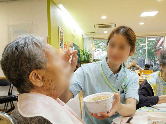 食事介助するスタッフと利用者
