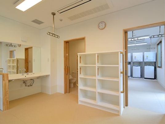 洗面台と本棚のある室内