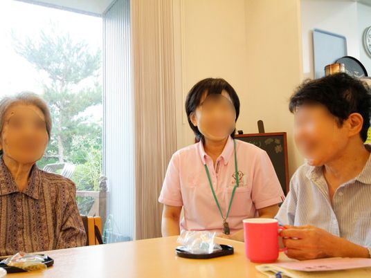 明るい食卓の様子