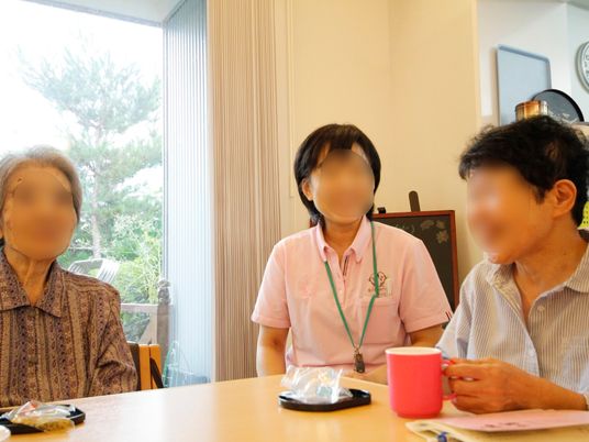 明るい食卓の様子