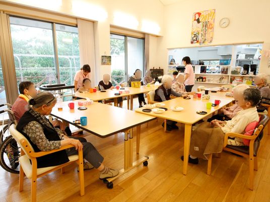食事時間の明るいダイニング