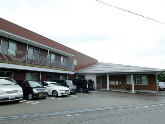広々とした外観の施設