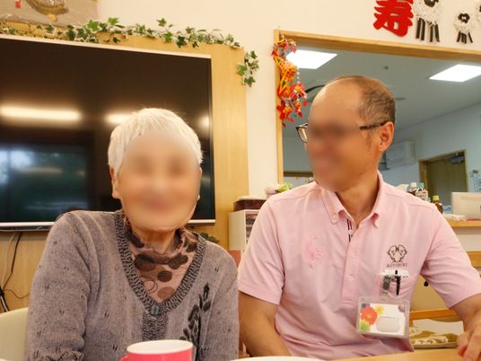 笑顔の利用者とスタッフ