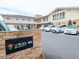 明るい外観の建物